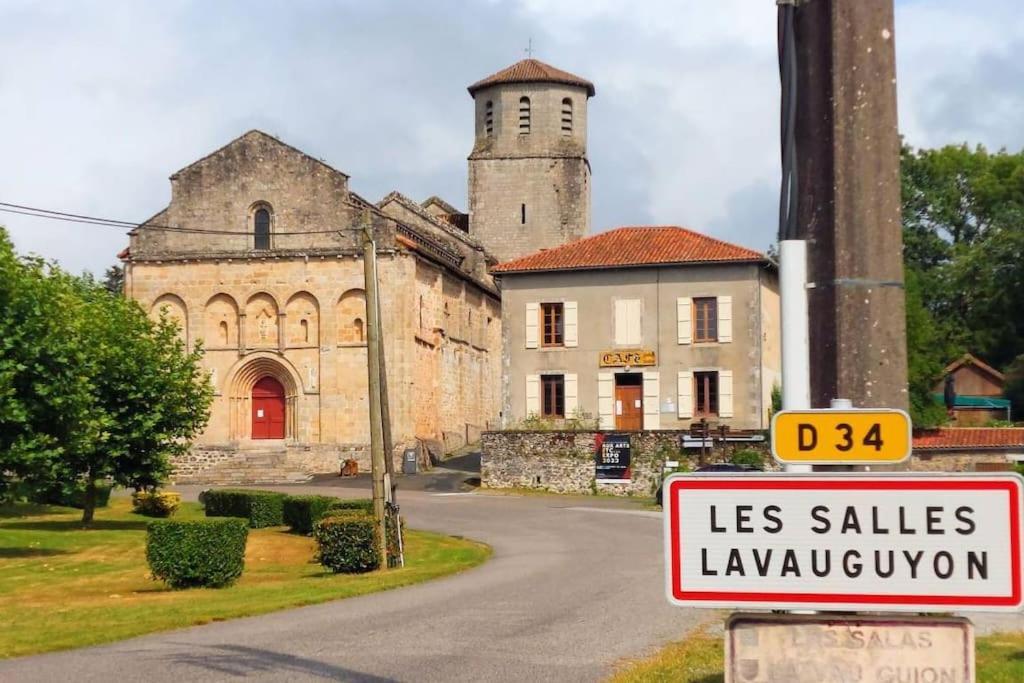 Cottage By The Chateau With Pool In National Parc Les Salles-Lavauguyon المظهر الخارجي الصورة