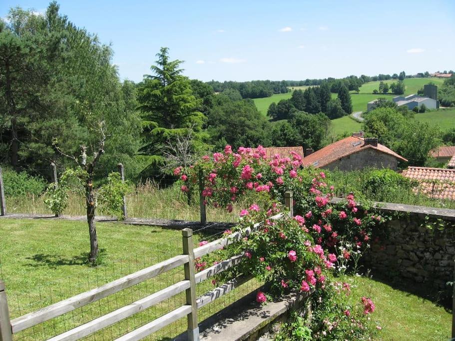 Cottage By The Chateau With Pool In National Parc Les Salles-Lavauguyon المظهر الخارجي الصورة