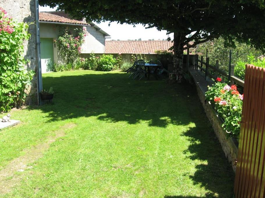 Cottage By The Chateau With Pool In National Parc Les Salles-Lavauguyon المظهر الخارجي الصورة