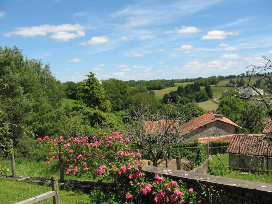 Cottage By The Chateau With Pool In National Parc Les Salles-Lavauguyon المظهر الخارجي الصورة
